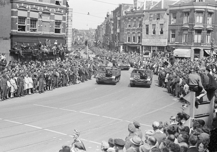 831618 Afbeelding van de Memorial D-Day Parade met militairen van de 3rd Canadian Infantry Division op de Neude te ...